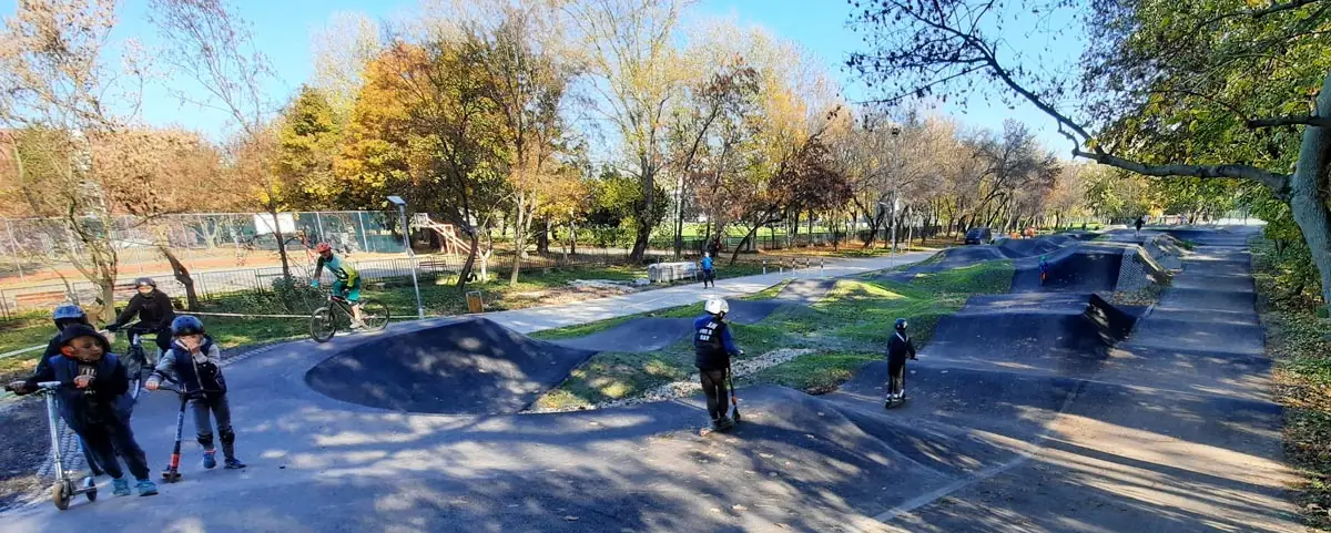 Deti na pumptracku v Petržalke