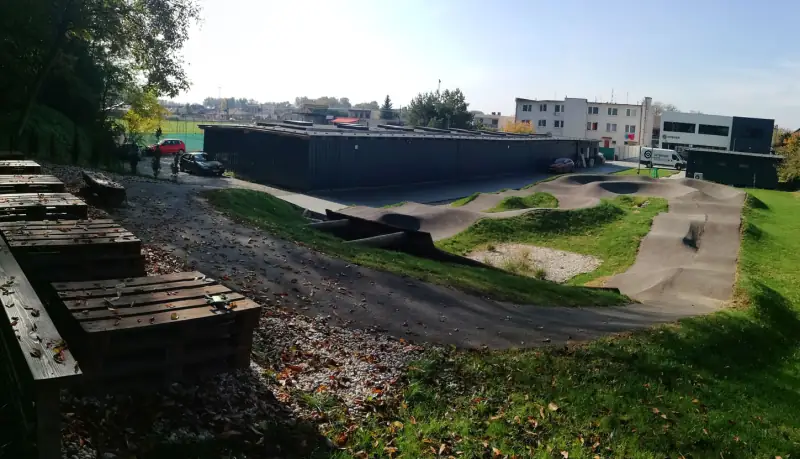 Jazdci na pumptracku