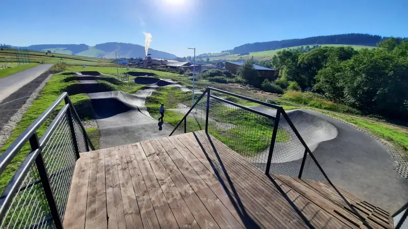 Pumptrack s odpočinkovou zónou