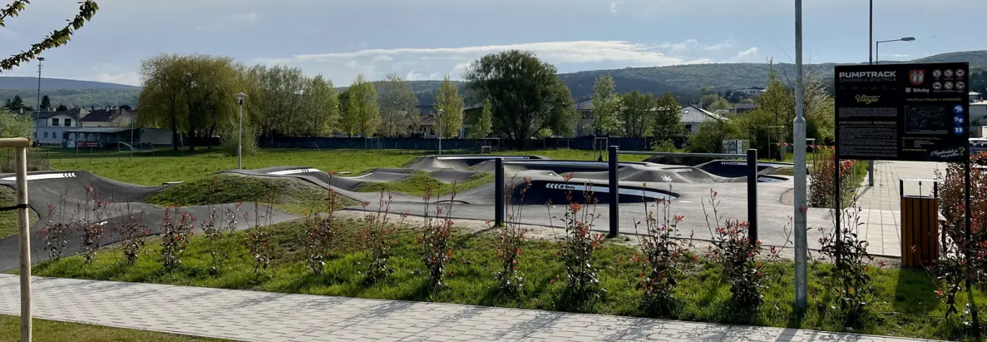 Asfaltový pumptrack s informačnou tabuľou