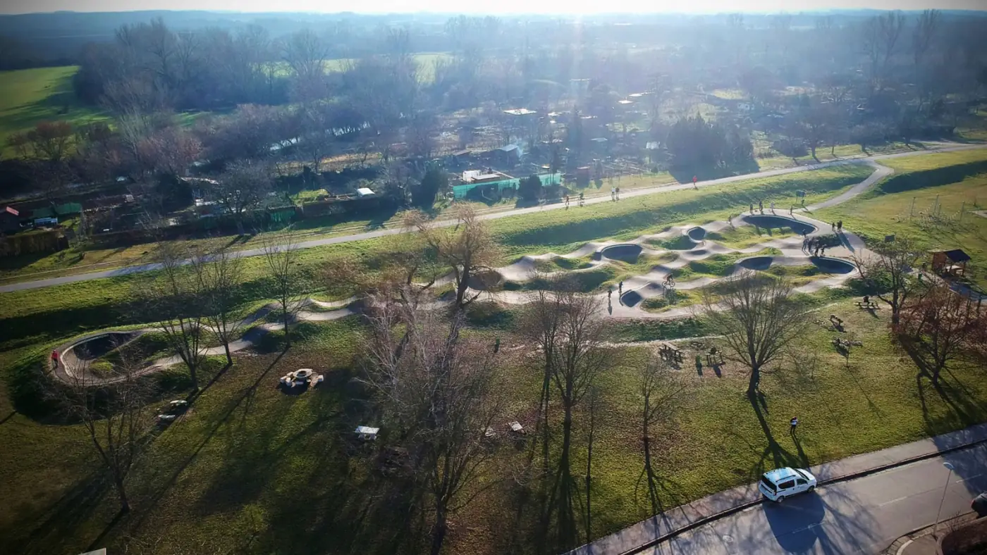Asfaltový pumptrack od BikeING