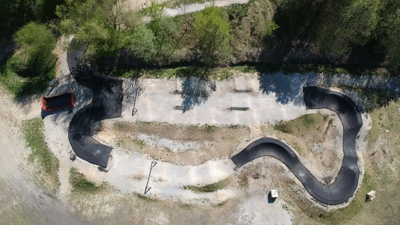 Hybridný pumptrack z dronu